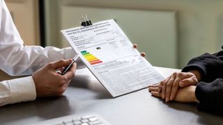 Die neue Verordnung zur Energieverbrauchskennzeichnung bei Pkw belaste die Betriebe unnötig, auch weil immer noch Informationen zur Umsetzung fehlten, kritisiert der ZDK. (Bild: dena/Silke Reents)