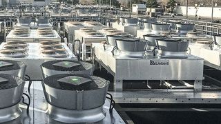 Auf dem Dach des Data Centers stehen jetzt Ventilatoren mit Diffusoren von Ebm-Papst. Sie sorgen dafür, dass die warme Luft schnell abkühlt, und sind besonders geräuscharm. (ebm-papst)