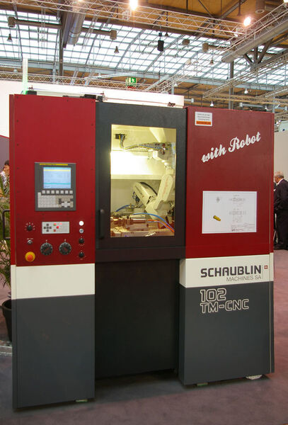 Vu sur le stand Schaublin Machines de l'EMO 2011. Avec la nouvelle 102 TM-CNC, une machine dotée d'un robot. (Image: MSM / JR Gonthier)
