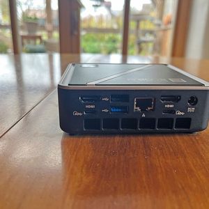 Die Rückseite des Sapphire Edge AI beherbergt unter anderem zwei USB-4-Ports und eine 2,5GbE-Schnittstelle.(Bild:  Vogel IT-Medien)