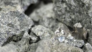 Kimberlitgestein transportiert Diamanten (r.) aus dem Erdinnern nach oben. Jetzt verspricht eine neue Röntgentechnik einen effizienteren Abbau. (Bild: Fraunhofer IIS/EZRT)