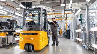 Die überarbeiteten Elektrostapler der Baureihen 2 und 3 verfügen über neueste Drehstrommotoren und Jungheinrichs energieeffizientes Technologiekonzept „PureEnergy“, was ihnen nach Angaben der Hamburger Intralogistikexperten einen besonders hohen Wirkungsgrad verleiht. (Jungheinrich)