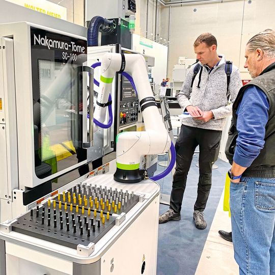 Die smarte Automationslösung zur Herrstellung eines personalisierten Flaschenöffners am Stand von Walter Meier war ein grosser Publikumsmagnet auf der SPF. Die smarte Automationslösung zur Herrstellung eines personalisierten Flaschenöffners am Stand von Walter Meier war ein grosser Publikumsmagnet auf der SPF.