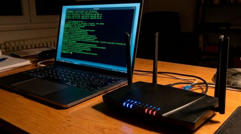 Angreifer können über eine kritische Command-Injection-Schwachstelle in der Traceroute-Diagnose-Funktion beliebige Befehle mit Root-Privilegien auf dem DWR-M961-Router ausführen und so das Gerät vollständig kontrollieren.(Bild:  Gemini / Vogel IT-Medien GmbH / KI-generiert)