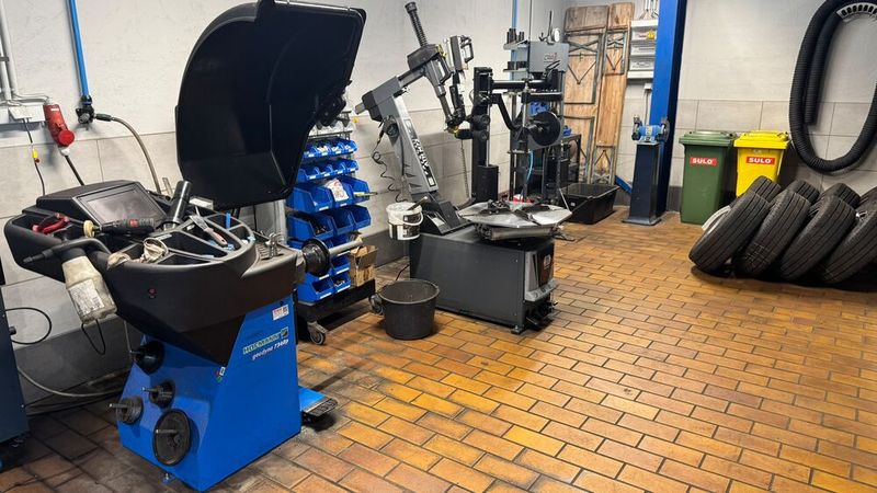 Moderne Reifenservicemaschinen gehören zur Grundausstattung – denn in der Dorfwerkstatt Steffen werden alle Marken und Fahrzeugtypen betreut, die die Kunden bringen. (Bild: Schreiner – VCG)