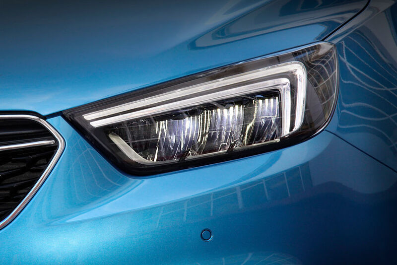 Das für den neuen Opel Zafira und den Opel Mokka X (Foto) erhältliche adaptive Fahrlicht AFL mit LED-Technologie passt die Ausleuchtung automatisch an die jeweilige Fahrsituation an. (Opel)