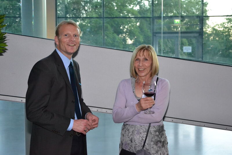 Gute Gespräche bei der After-Award-Party: Dr. Nils Gerke und Brigitte Koch (beide Eppendorf AG)  (Bild: LABORPRAXIS)