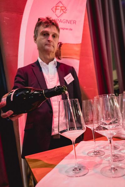 Im Rahmen des Networking-Dinners zum EMS-Tag 2024 wurde das Netzwerk erweitert, fein diniert und Champagner probiert. (Bild: Stefan Bausewein)