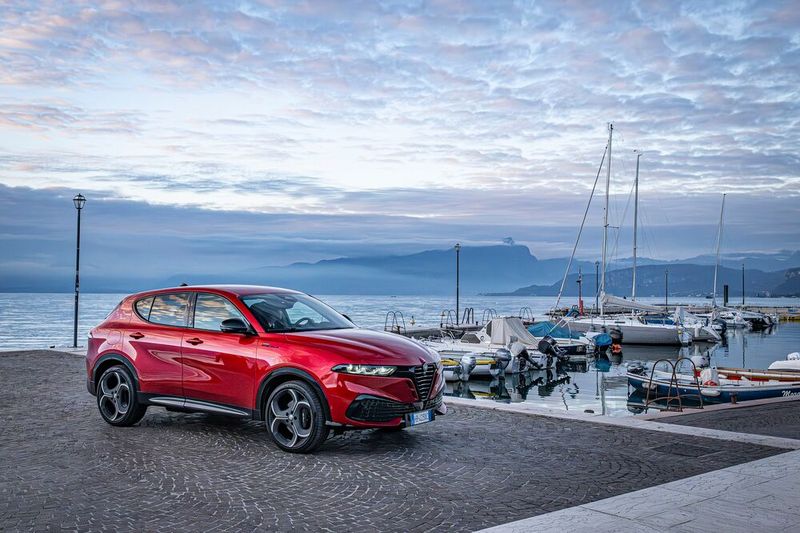 Bella figura: the Tonale at Lake Garda (Image:Alfa Romeo/Dino Eisele)