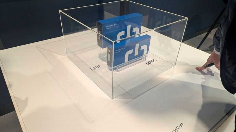 Im Fahrzeug kommt die Einheitszelle, die Neuentwicklung der Tochter PowerCo, zum Einsatz. Angeboten wird die Batterie für das Kompaktmodell mit einem Netto-Energiegehalt von 37 kWh als LFP-Version und mit 52 kWh als NMC-Variante. (Bild: Stefanie Eckardt)