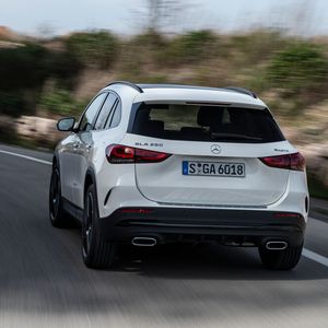 Mit den optionalen adaptiven Dämpfern wird das Fahrwerk im Dynamik-Betrieb schön straff und die direkte Lenkung lässt den Hochbeiner flink um die Kurve zirkeln.(Bild:  Daimler)