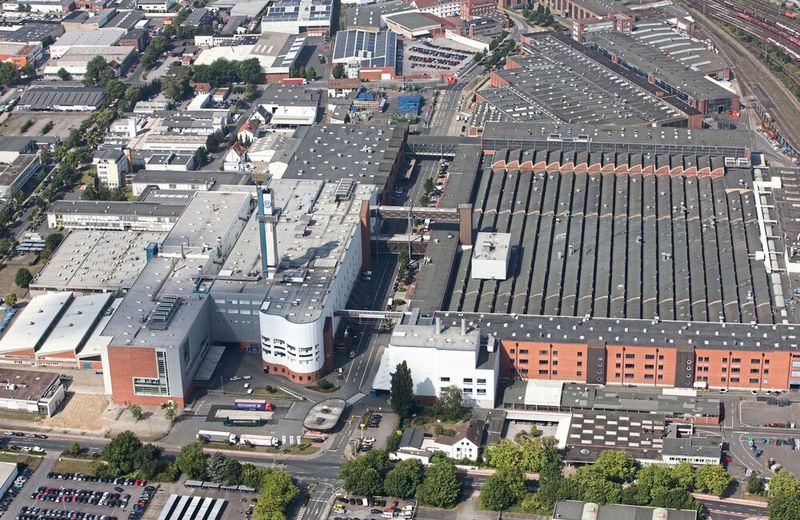 Osnabrück: Der heutige VW-Standort blickt auf eine mehr als 100-jährige Tradition im Autobau zurück. Bereits 1901 übernahm Wilhelm Karmann hier ein Fahrrad- und Autowerk, ab 1949 baute die Firma als Auftragsfertiger Cabrios für VW. Als Karmann 2009 Insolvenz anmelden musste, übernahm Volkswagen den Standort. Zu verdanken war das nicht zuletzt dem Einsatz des damaligen Ministerpräsidenten und VW-Aufsichtsrats Christian Wulff (CDU). Heute fertigt der Standort mit 2.300 Mitarbeitern vor allem Fahrzeuge für die Konzernschwester Porsche: Boxster und Cayman. Das letzte VW-Cabrio – der offene T-Roc – läuft 2025 aus.  (Bild: Volkswagen AG)