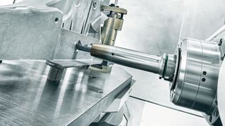 Bearbeitung eines Längsträgers auf der G600F. Die G600F ist in gängiger AC-Kinematik ausgeführt und hat einen Störkreisdurchmesser von bis zu 1550 mm.  (Grob)