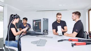 Warum nicht gleich bei der Schweißerausbildung Energie, Material und damit Kosten sparen? Möglich macht das das VR-gestützte Fronius-System Virtual Weldung. Über dieses lernt man das Schweißen auch ohne Verbrauchsmaterial und allzuviel Strombedarf. (Bild: Fronius)