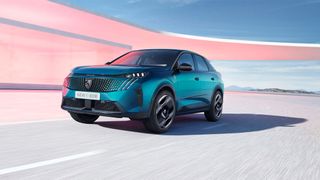 Frankreich will heimische Elektroautos – im Bild der neue Peugeot E-3008 – gegen die subventionierte Konkurrenz aus China schützen. (Bild: Stellantis)