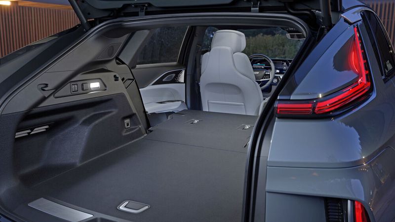 Neben stylishem Luxus bietet der Lyriq auch ein paar praktische Features. (Bild: Cadillac)