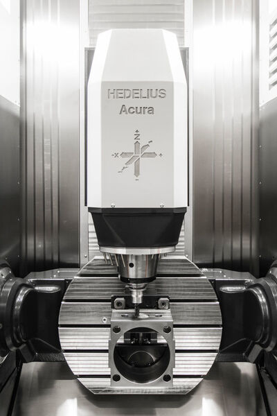 Die 5-Achs-Bearbeitungsmaschine Acura 65 von Hedelius verfügt über einen Dreh-Schwenktisch, der große Verfahrwege auf kleiner Fläche erlaubt. (Hedelius)