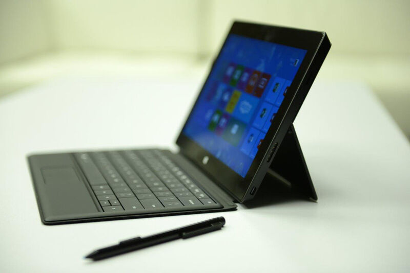 Nicht nur mit den Fingern, auch per Stift („Surface Pen“) lässt sich das berührungsempfindliche Display des Surface Pro bedienen. (Bild: Microsoft)