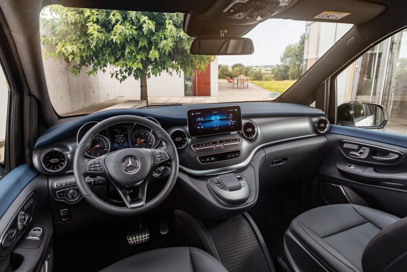 Beim Infotainment setzt Mercedes auch im EQC sein MBUX-System ein. (Daimler)