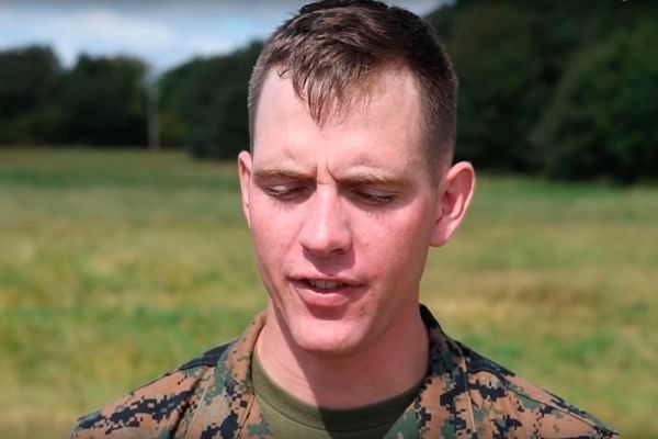Lance Cpl. Nicholas Hettinga bereitet sich darauf vor, während eines Testfluges in Camp Lejeune eine unbemannte Drohne aus dem 3D-Drucker zu steuern.  (Bild: David McNally, army.mil)