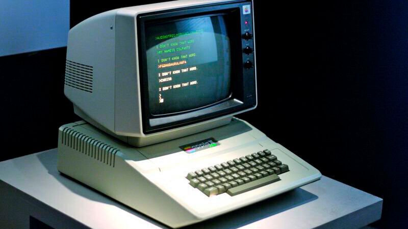 Der Apple II begründete 1977 den Ruf Apples als innovatives Tech-Unternehmen und trug – als einer der drei ersten kompletten Heimcomputer – dazu bei, die Geräte massentauglich zu machen.