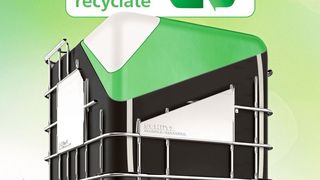 Für eine zusätzlich optimierte Ökobilanz: Die mittlere Schicht 
des IBC-Innenbehälters der Green Layer Serie von Schütz verfügt über 
einen Rezyklat-Anteil von 40 Prozent.
 (Schütz)