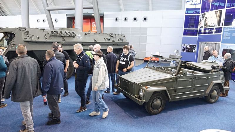 Warb mit Light- und Heavy-Metal um Sympathie und vielleicht den/die eine(n) oder andere(n) Freiwellige(n): die Bundeswehr. (Bild: Dominsky –  »kfz-betrieb«)