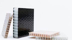 Diese Ausschnitte von Sandwich-Strukturen mit thermoplastischer Matrix unterstützen zwar den Leichtbau und das Recycling, doch es braucht noch produktive Fügemethoden, um sie auch für KMU attraktiv zu machen. Diese holen Forscher aus Halle mit Partnern jetzt aus der Taufe ... (Bild: Fraunhofer IMWS)