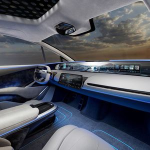 Das große Display erstreckt über die gesamte Breite des Armaturenbretts.(Bild:  Aehra)