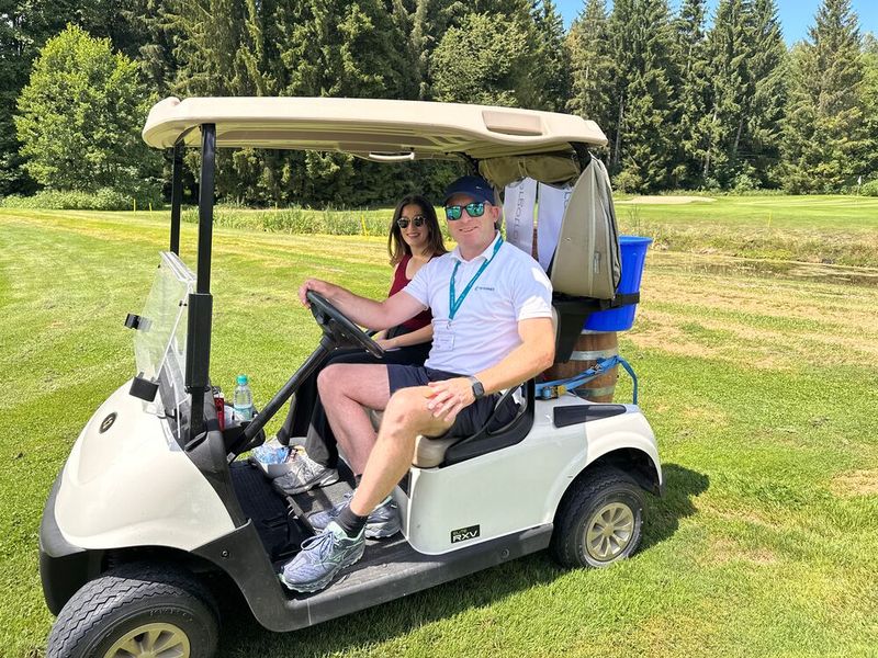 Oliver Kaiser und Georgia Spantidakes (TD Synnex) fahren mit einem Fass Bier herum, gesponsert von Ergotron.  (Bild: Vogel IT-Medien)
