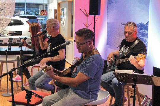 Die in Siegen bekannte Band Hörgerät spielte im Autohaus Büdenbender ein Wohnzimmerkonzert, das auf sozialen Plattformen übertragen wurde.(Bild:  Autohaus Büdenbender)