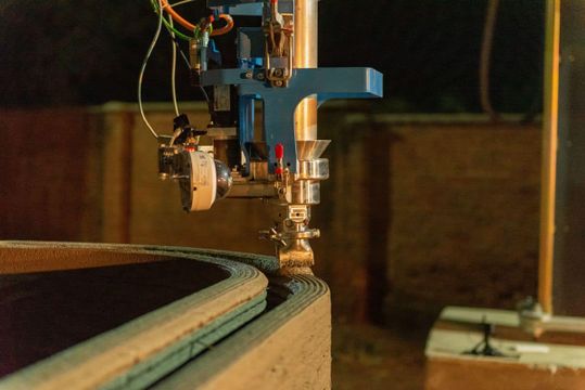 (Mit 3D-Druckverfahren sollen in zehn Jahren 36'000 Klassenräume geschaffen werden. Bildquelle: LafargeHolcim)