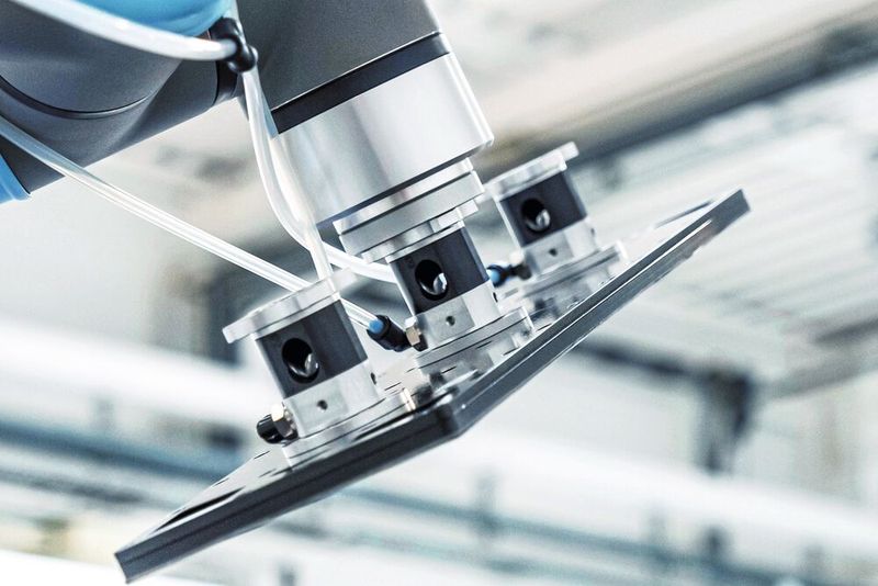 Flächengreifer FLGR mit hohem Volumenstrom zum vollflächigen Greifen von sensiblen Werkstücken wie Membran-Elektroden-Anordnungen (MEA) und Bipolarplatten (BPP). (Bild: Schmalz)