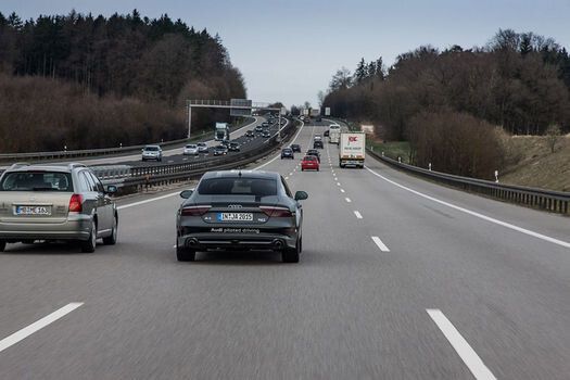 Das autonome Fahren auf der Autobahn ist ein weiterer Schritt zum perfekten Auto-Piloten, der alles im Griff hat. Audi fährt dazu Tests auf der A9. (Audi)