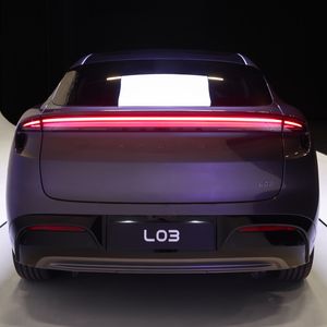 Am Heck setzen die Designer auf einen durchgezogenen Lichtstreifen. Er lenkt von der großen Fläche darunter ab.(Bild:  Xpeng)
