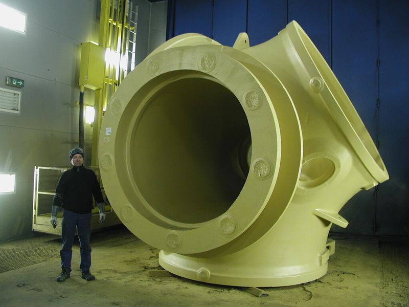 Rotornabe, Abmessungen 4520 mm x 3910 mm x 3700 mm, Stückgewicht: rund  24.500 kg, Werkstoff: EN-GJS-400-18U-LT  nach DIN EN 1563. (Bild: Meuselwitz-Guss)