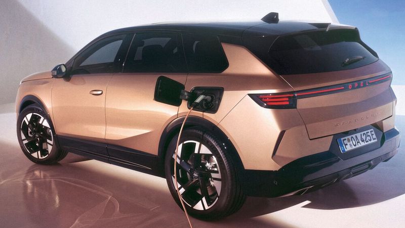 Mit der 98-kWh-Batterie soll eine Reichweite von bis zu 700 Kilometer möglich sein. (Bild: Opel)