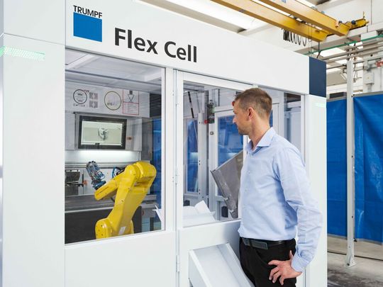 Nichts sei jetzt einfacher, als die schnellste Trumpf-Biegemaschine Trubend 7050 zu automatisieren. Das, so Trumpf, klappt nämlich mit der neuen Flex Cell inklusive Roboter, die an der Biegemaschine angedockt werden kann, in kurzer Zeit, um auch mannlos zu fertigen.(Bild:  Trumpf)