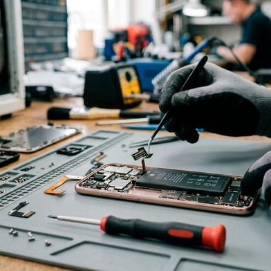 Mit dem Recht auf Reparatur müssen Geräte so konstruiert sein, dass man sie reparieren kann. Unter anderem sollten Akkus so verbaut werden, dass ein Tausch möglich ist.  (Bild: Gemini / KI-generiert)