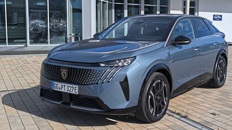 Mit dem 73-kWh-Akku und Frontantrieb kann man im Alltag etwa 450 Kilometer Reichweite schaffen. (Bild:  Mauritz / VCG)