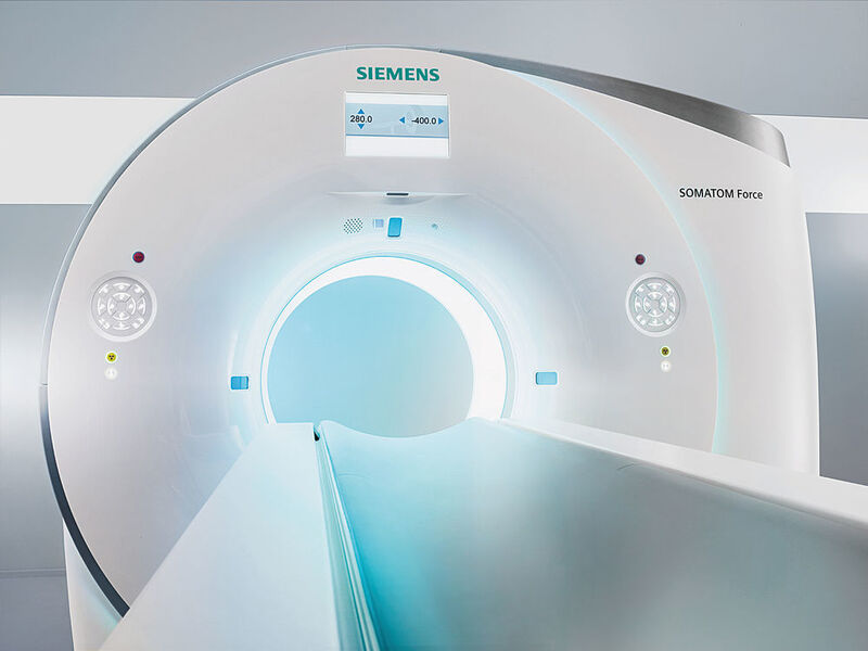 Innovatives Beleuchtungskonzept: Der Trichter des Siemens-Computertomographen Somatom Force öffnet sich optisch und mindert dadurch nachweislich die Angst der Patienten. (Bild: Siemens)