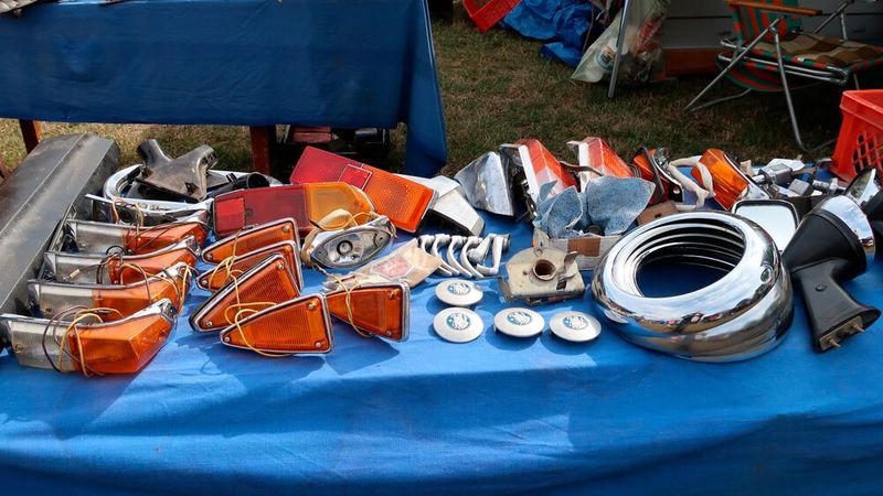 Mit NOS-Ersatzteilen für Moskwitsch, Lada und Wartburg reich gedeckter Händlertisch. (Bild: Diehl)