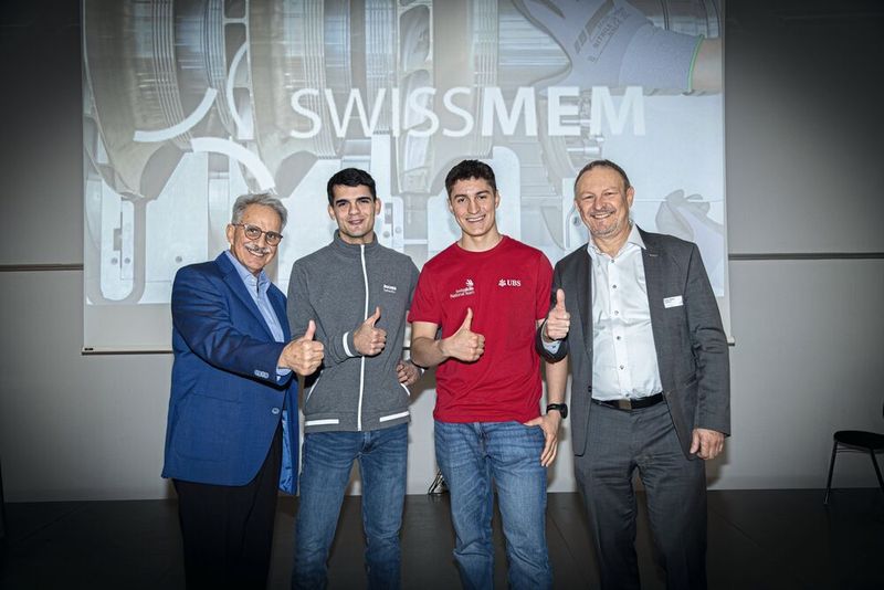 Technologischer Austausch über Generationen: René Näf (Moderator, li.) und Pascal Streiff (re., Ressortleiter Industriesektoren, Swissmem) konnten zwei der aktuell besten Nachwuchs-Fertigungsspezialisten auf dem Swissmem Zerspanungsseminar begrüssen: Manuel Nussbaumer (2. v. li., Bucher Hydraulics, Prototypenbau) ist Swissskills-Gewinner im CNC-Fräsen und Arno Zehner (3. v. li., ABB, Prototypenbau) ist Swissskills-Gewinner im Drehen. (Bild: Matthias Böhm)