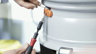 Mit dem richtigen Werkzeug verlieren Kleinstdrehmomente ihren Schrecken. (Foto: Wiha Werkzeuge GmbH)