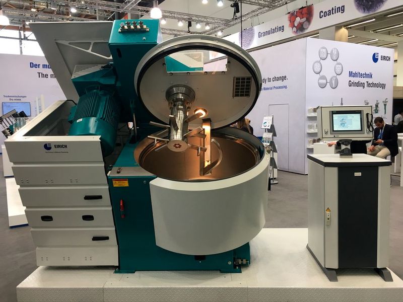 Fachbesucher bekommen auf der Powtech einen umfassenden Überblick zum aktuellen Stand der Pulver-, Granulat- und Schüttguttechnologien. Auf der Powtech 2019 präsentieren Aussteller ihre Weiterentwicklungen zu mechanischen Prozessen wie Zerkleinern, Agglomerieren, Trennen, Sieben, Mischen, Lagern und Fördern. Aber auch übergeordnete Themen wie Explosionsschutz, Hygienic Design und High Containment spielen eine zentrale Rolle. (Bild: Kielburger / PROCESS)