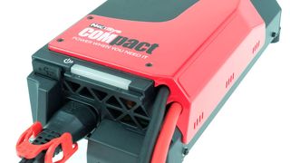 Die Komplettlösung „NexSys COMpact“ verbindet das neue Ladegerät mit der bewährten Dünnblech-Reinblei-Batterietechnologie von Enersys.  (Enersys)