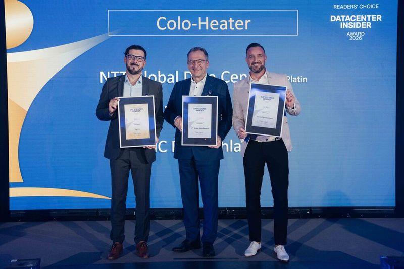 Welche Betreiber überzeugen die Leser in der Kategorie „Colo-Heater“? NorthC freut sich über Silber, Equinix erhält Gold und NTT Global Data Centers darf Platin mit nach Hause nehmen. Die Preise nehmen entgegen:  (v.l.) Zlatko Jazbec (Equinix), Günter Eggers (NTT Global Data Centers) und Christian Leupold (NorthC). (Bild: Manuel Emme Fotografie)