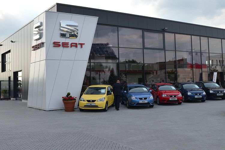 Den Neubau hat das Autohaus Bayram genutzt, um auf die Seat-CI umzustellen. (Foto: Grimm)