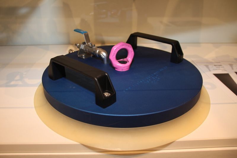 Die Blue Box von Freise Automation ist ein Vakuumgerät, das auf Kundenwunsch entwickelt und gebaut wurde. Sie dient der Außenbord-Stabilisierung von Lotsentreppen auf hoher See. Die Blue Box wird über Druckluft mit Energie versorgt und kann auf diversen Materialien eingesetzt werden. (Finus)