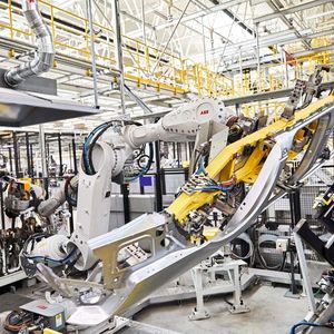 Fertigungsanlagen sind ein lohnendes Angriffsziel und dementsprechend gefährdet.(Bild:  ABB Robotics)